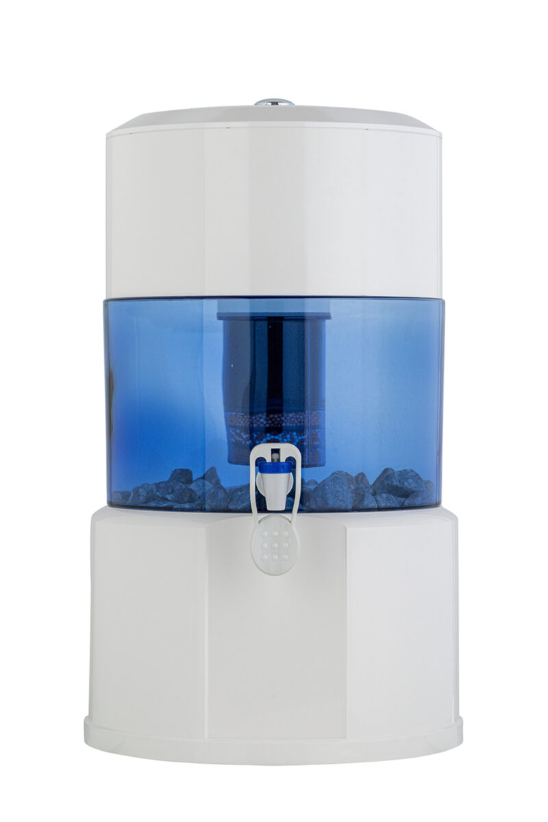 Afbeelding van het Aqualine 18 waterfilter van glas met het nieuwe meerstappenfilter erin.