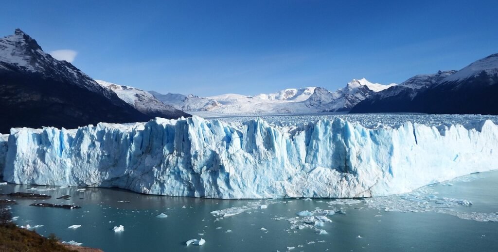 Gletsjer water met gletsjer op de achtergrond