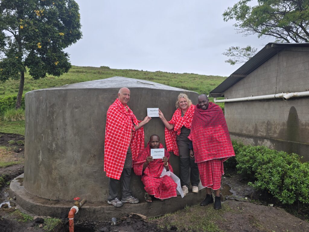 Helma et moi avec les deux hommes masaï qui mettent tout en œuvre pour approvisionner leurs villages et l'école en eau potable par l'intermédiaire de la Fondation Naoki.