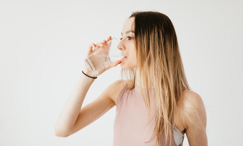 mujer-bebiendo-agua